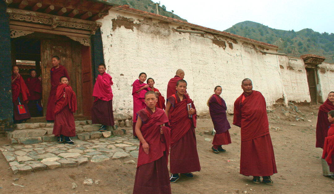 Tibetan Monks1200x628 Gathered Outside Of Wutun Monastery Tom Thai CC BY 2.0
