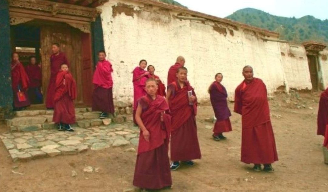 Tibetan Monks 600×400 Gathered Outside Of Wutun Monastery Tom Thai CC BY 2.0 FB