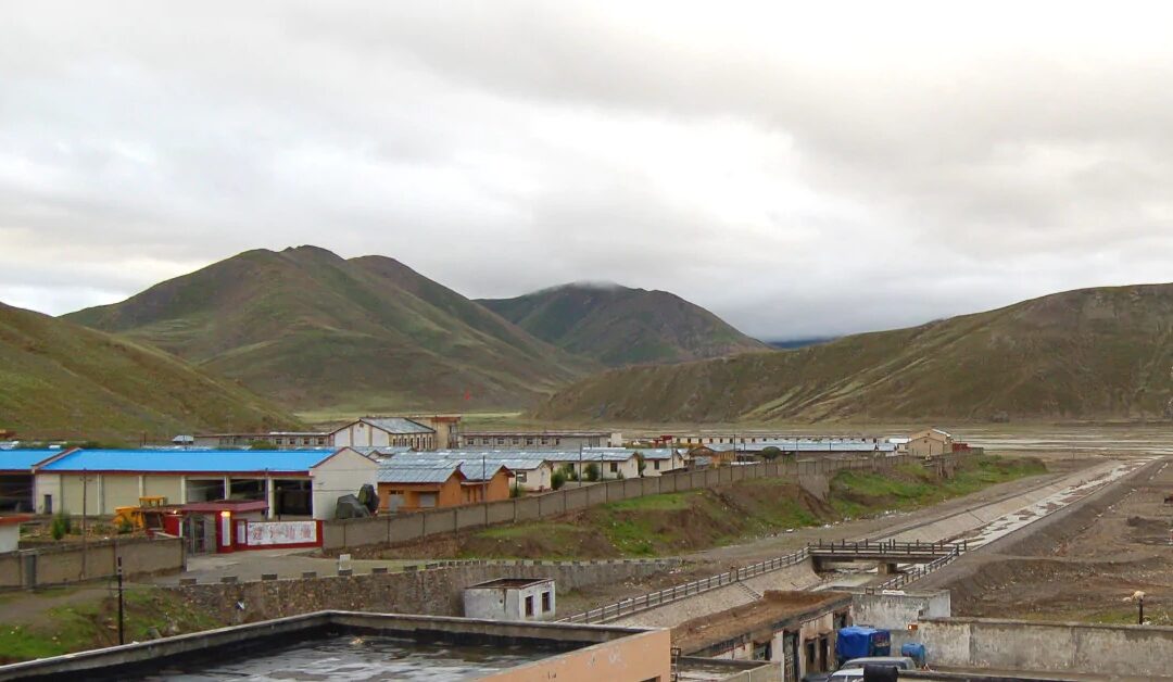 Saga Western Tibet FB 1200×628 2 Barracks Of The Chinese Army Dieter Schuh CC BY 3.0