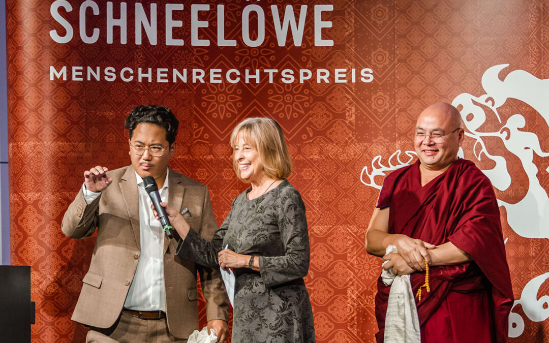 Moderatorin Gisela Steinhauer im Gespräch mit den Vertretern des Tibet Film Festivals, Lobsang Dhondup (links) und Golog Jigme. Foto: Tanja Brückner