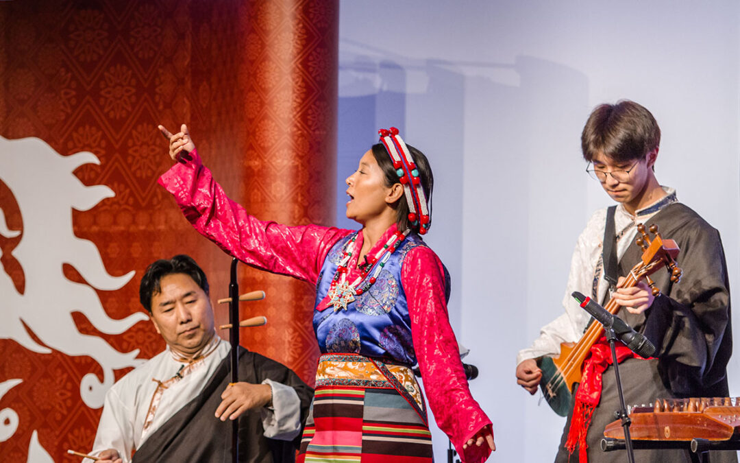Traditionelle tibetische Musik präsentierten Sängerin Ngawang Dechen, Norbu Tsering (links) und Tenzin Norbu bei der Preisverleihung. Foto: Tanja Brückner