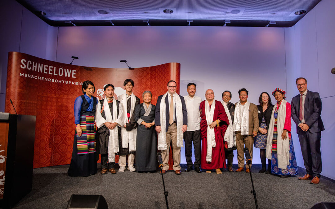 Schlussbild mit Preisträgern, Ehrengästen, tibetischen Musikern und ICT-Vertretern. Foto: Tanja Brückner