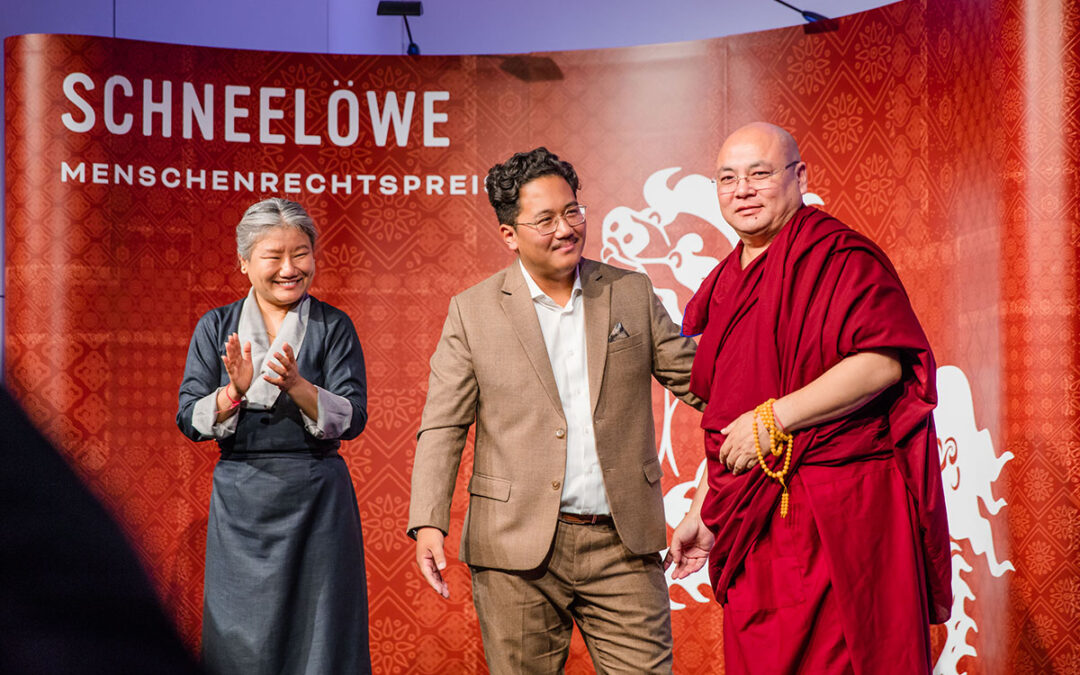 Laudatorin Thinlay Chukki (Repräsentantin des Dalai Lama in Genf) applaudiert den Vertretern des Tibet Film Festivals Lobsang Dhondup (Mitte) und Golog Jigme (rechts). Foto: Tanja Brückner
