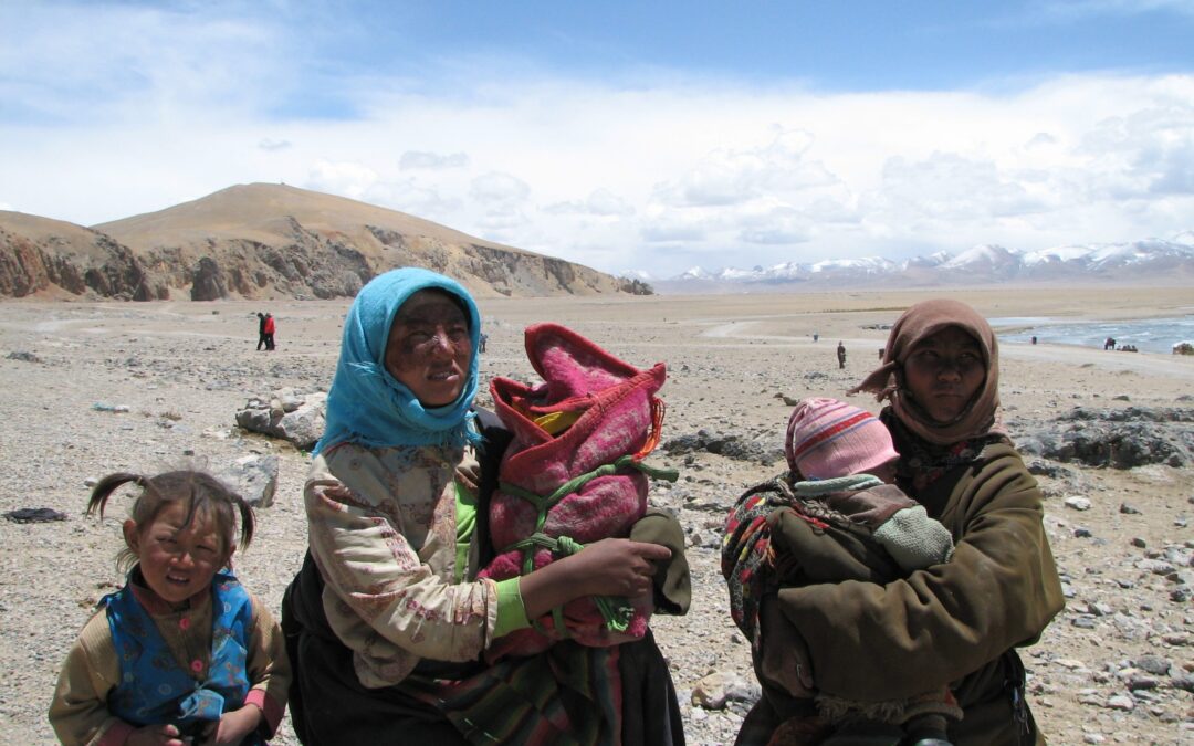 Tibetan Nomads At Nam Tso McKay Savage CC BY 2.0.Wikimedia