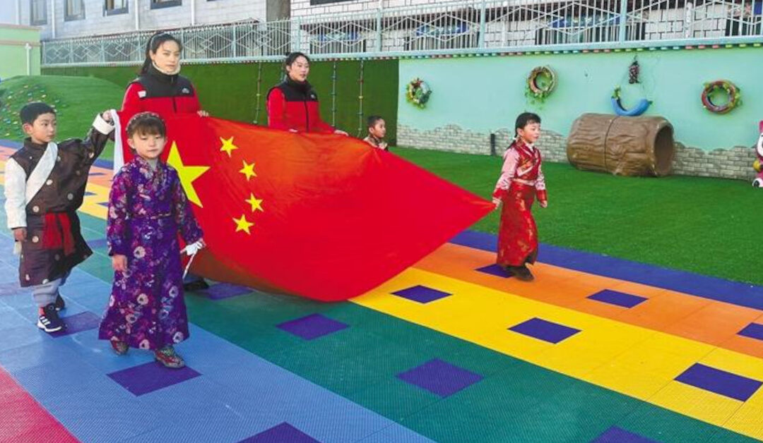 Lhasa Jiangsu Kindergarten Flaggenhissung 1200×628 06.03.2023 Tibet.cn