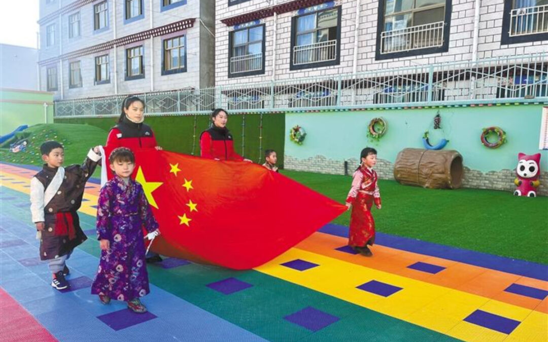 Lhasa Jiangsu Kindergarten Flaggenhissung 1200×840 06.03.2023 Tibet.cn