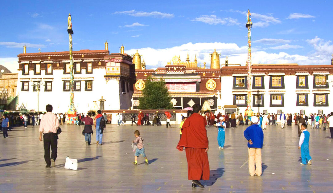 Lhasa Barkhor 1200×628 Luca Galuzzi CC BY SA 2.5