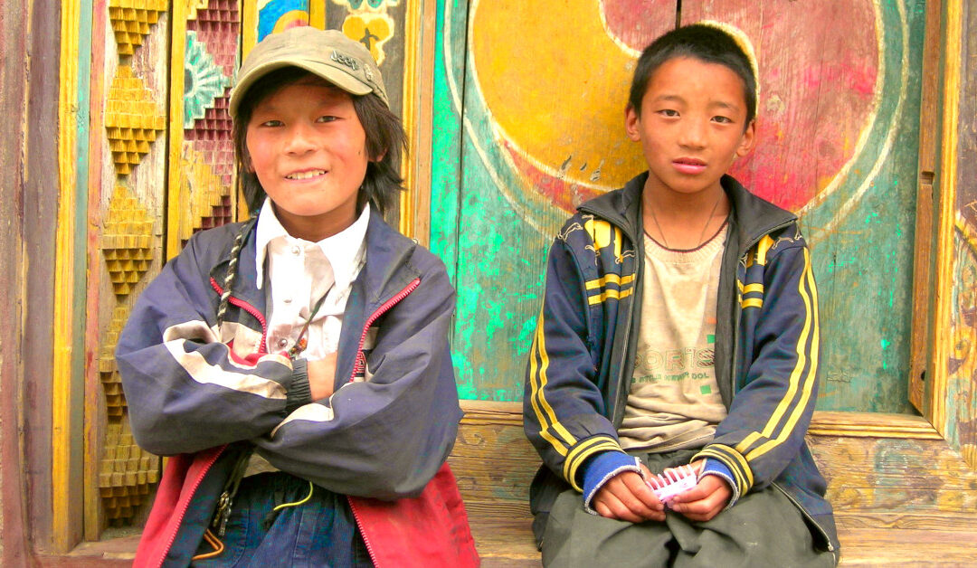 Kids Along Sichuan Highway S217 3 1200×628 Kit Rawson CC BY SA 3.0