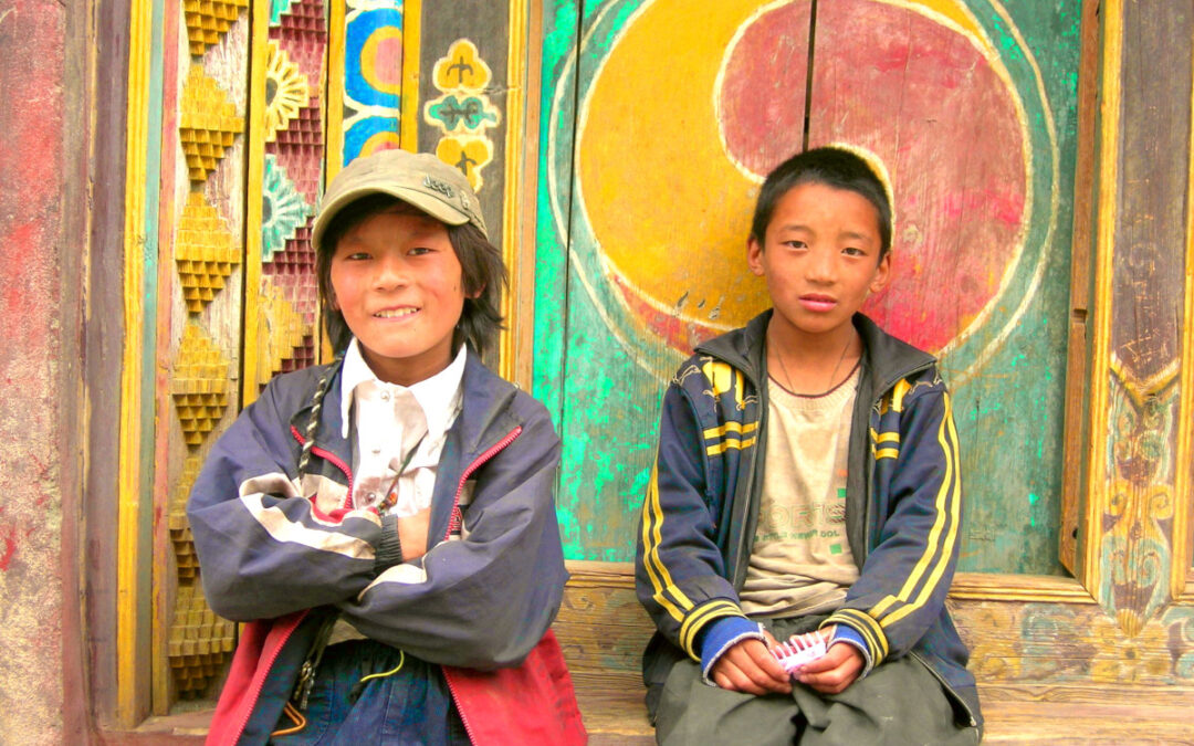 Kids Along Sichuan Highway S217 3 1200×900 Kit Rawson CC BY SA 3.0