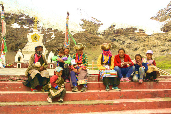 Frauen Kinder Stupa 2 600×400 Eknbg Pixabay CC0