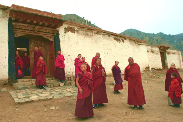 Tibetan Monks 600×400 Gathered Outside Of Wutun Monastery Tom Thai CC BY 2.0