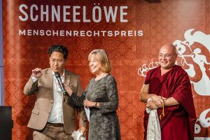 Moderatorin Gisela Steinhauer im Gespräch mit den Vertretern des Tibet Film Festivals, Lobsang Dhondup (links) und Golog Jigme. Foto: Tanja Brückner