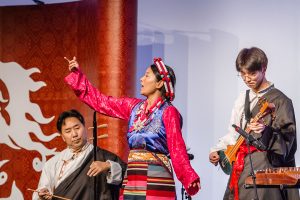Traditionelle tibetische Musik präsentierten Sängerin Ngawang Dechen, Norbu Tsering (links) und Tenzin Norbu bei der Preisverleihung. Foto: Tanja Brückner