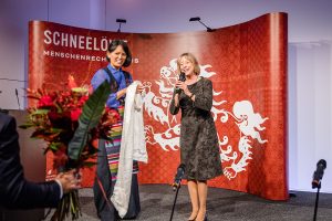 Palmo Tenzin (links) bedankt sich im Namen von ICT bei Moderatorin Gisela Steinhauer. Foto: Tanja Brückner