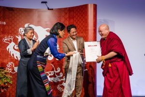 Von Links: Thinlay Chukki (Repräsentantin des Dalai Lama in Genf) und Palmo Tenzin (ICT) gratulieren den Vertretern des Tibet Film Festivals, Lobsang Dhondup und Golog Jigme. Foto: Tanja Brückner