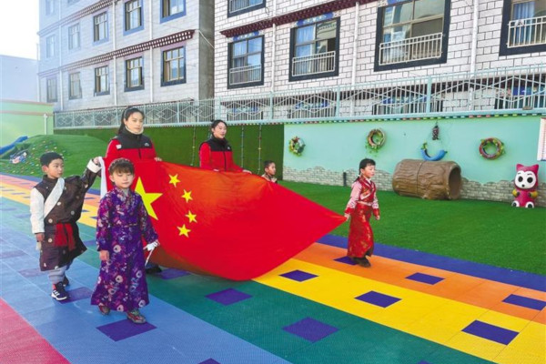 Lhasa Jiangsu Kindergarten Flaggenhissung 600×400 06.03.2023 Tibet.cn