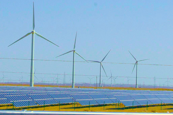Xinjiang Wind Solar Wikimedia 3.1 600×400 W0zny CC BY SA 3.0