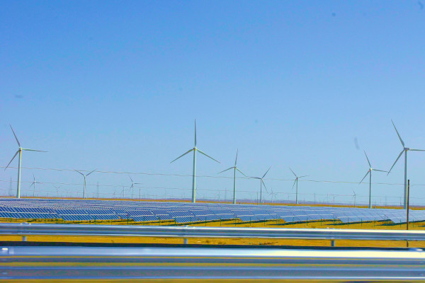 Xinjiang Wind Solar Wikimedia 3 600×400 W0zny CC BY SA 3.0