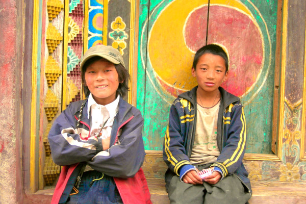 Kids Along Sichuan Highway S217 3 600×400 Kit Rawson CC BY SA 3.0